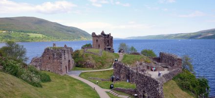 great glen way route hiken in schotland loch ness urquhart castle