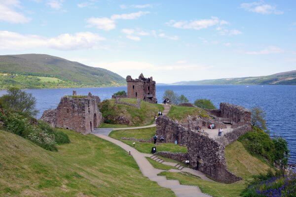 great glen way route hiken in schotland loch ness urquhart castle