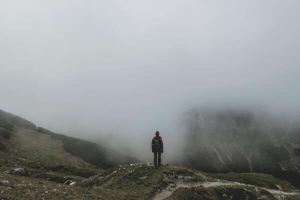wandelen in de regen bij slecht weer wandeloutfit