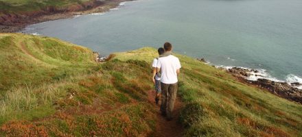 wandelen in wales pembrokeshire coast path kustwandeling wandelaars